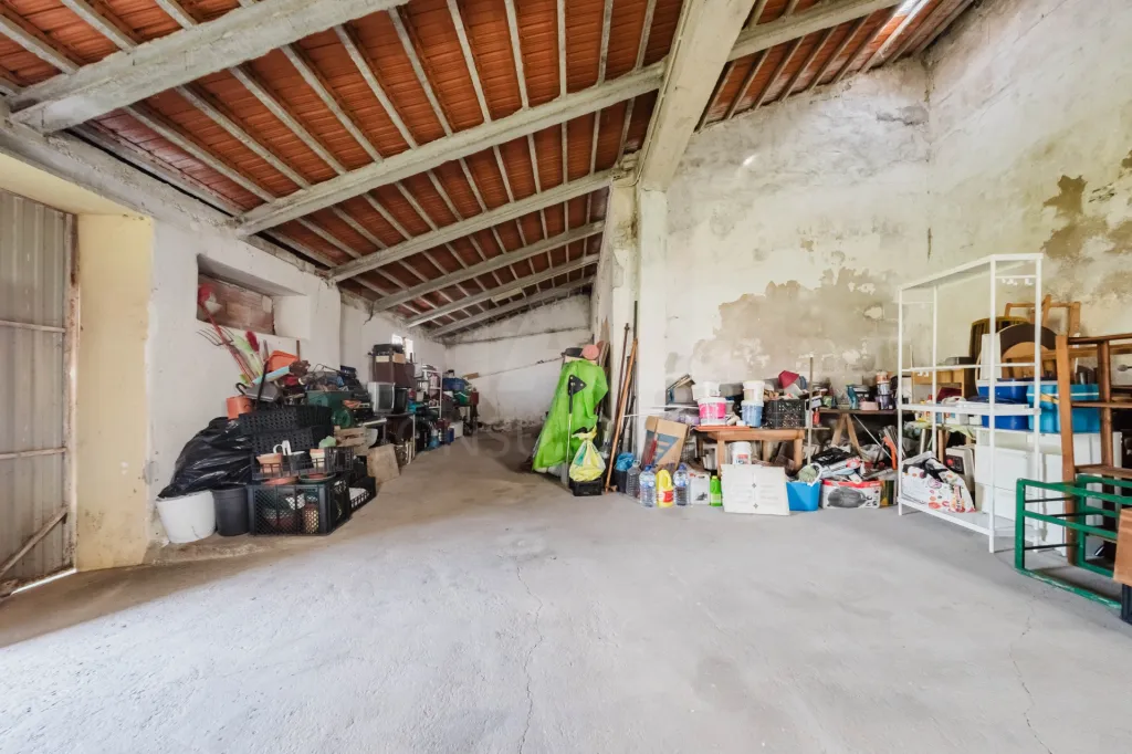 Moradia T5 com garagem e armazém
