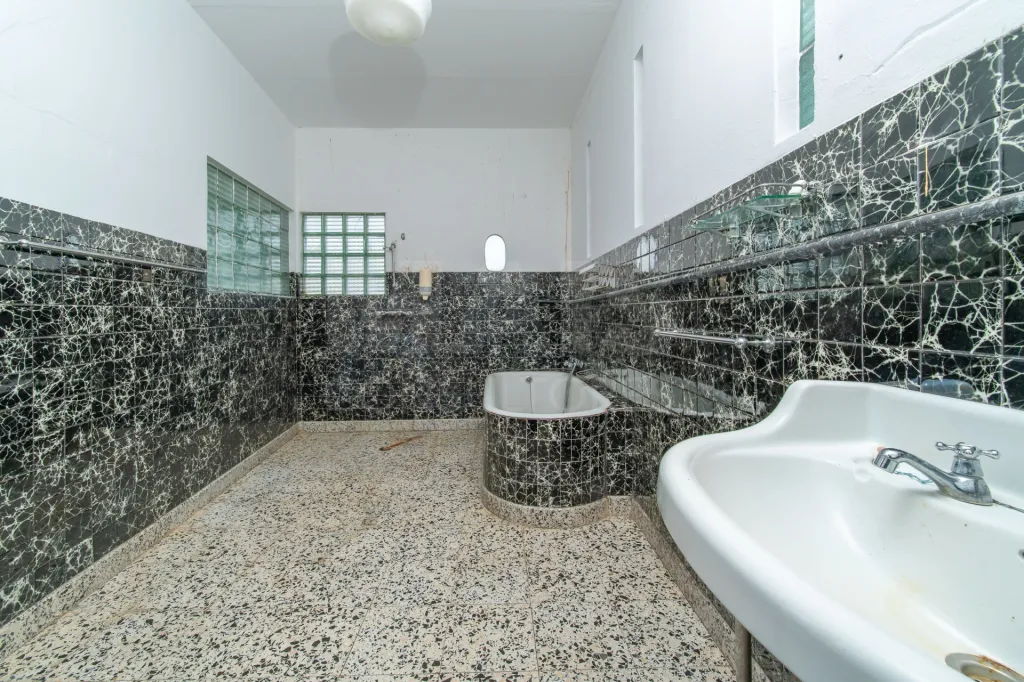4-Bedroom House with Garage in Marinhais