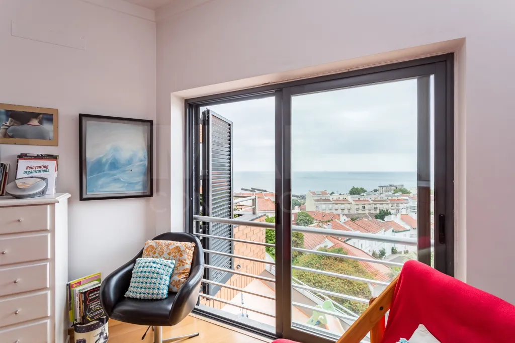 T3+1 Algés, duplex vista mar, condomínio fechado e piscina