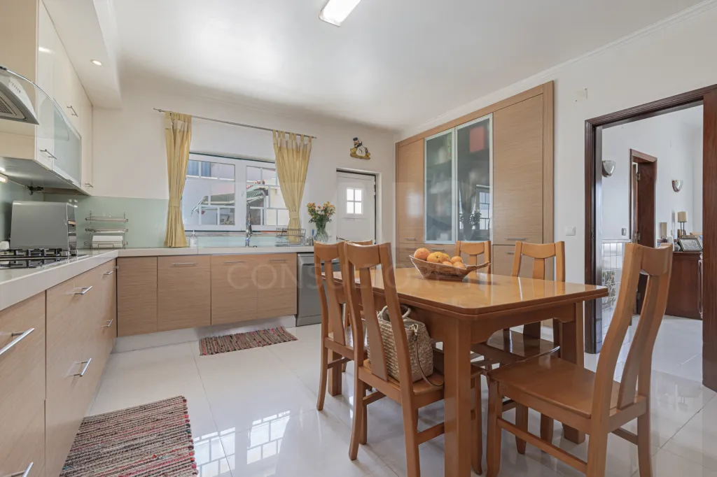 🏡✨ Moradia T4 em Alenquer com Piscina e Espaço de Convívio ao Ar Livre!