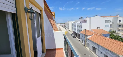 Apartamento T3 no Centro de Alpiarça | Áreas Generosas, Varandas e Excelente Localização