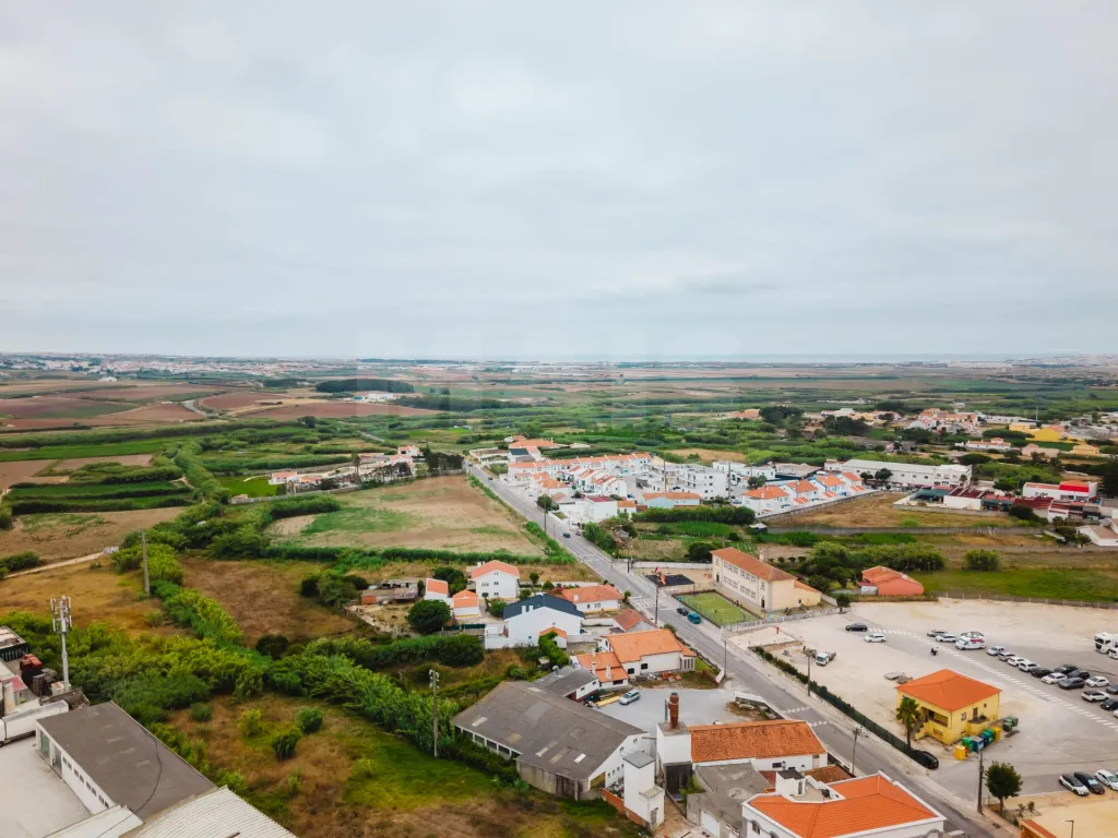 Moradia no centro de Ferrel como nova pronto a habitar.