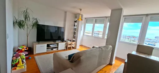 Apartamento T3 remodelado na Rua Adriano Correia de Oliveira