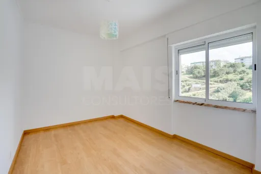 T2 Remodelado na Ramada | 3 Frentes | Excelente Luz Natural