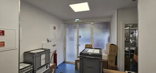 Armazém ou Escritório Serviços em Alfragide com 100m2