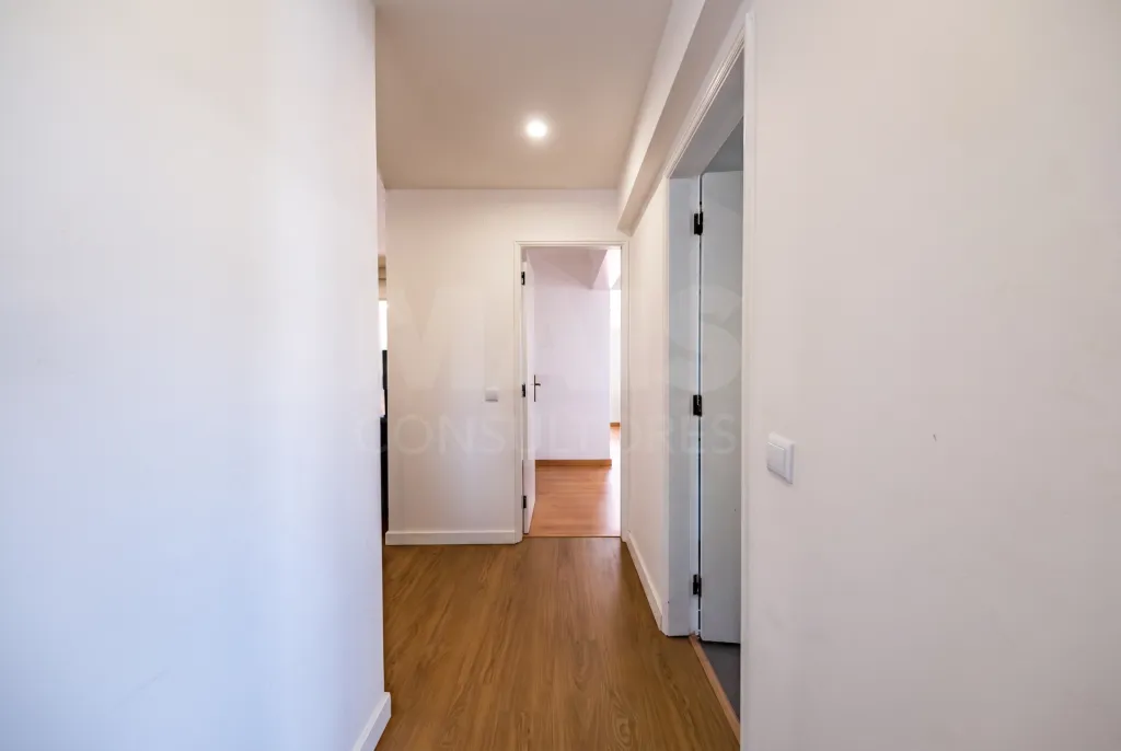 Apartamento T3 Renovado com Garagem Box – Cidade Nova, Caldas da Rainha