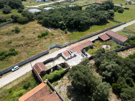 MAIS DE 300 m² DE CONSTRUÇÃO, PÁTIO PRIVADO E GRANDES ÁREAS DE APOIO | TURQUEL