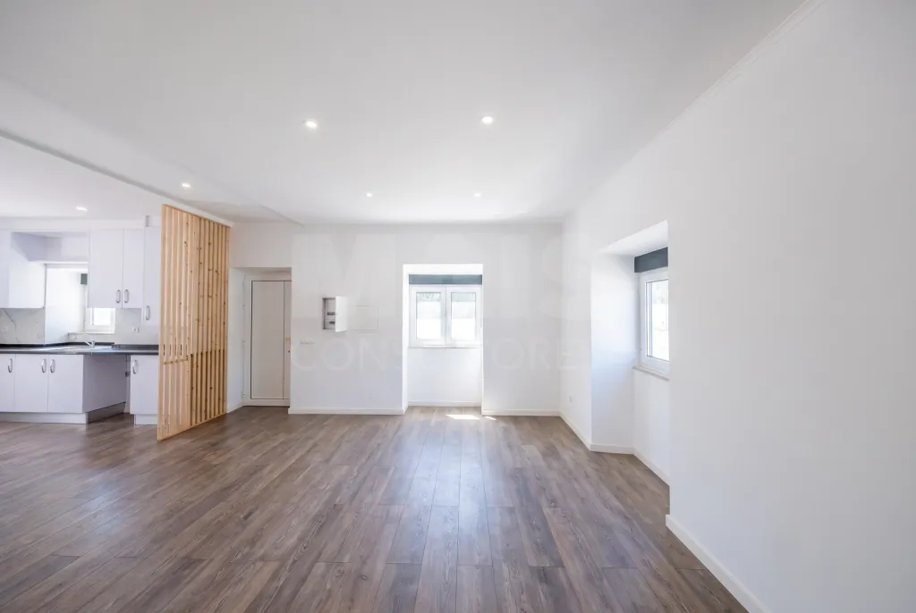 Moradia T2+1 totalmente remodelada com garagem e sótão em Alfeizerão