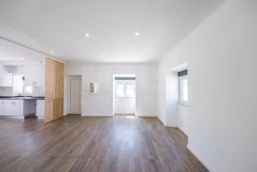 Moradia T2+1 totalmente remodelada com garagem e sótão em Alfeizerão