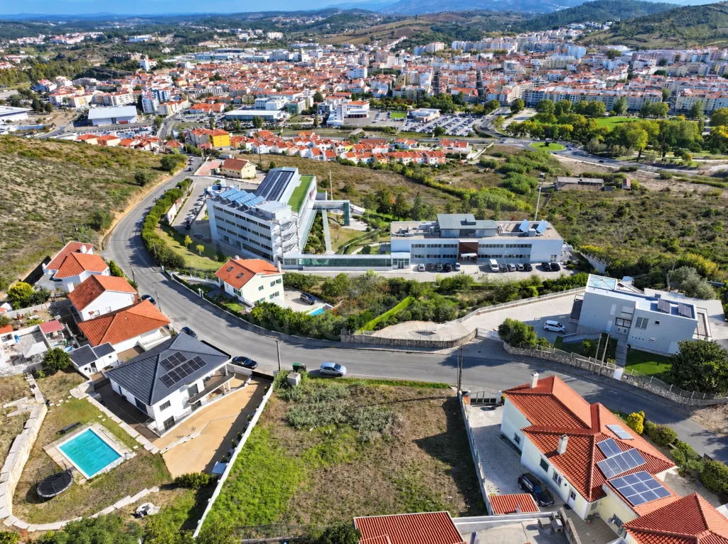 Lote Urbano c/ 464m2 e Proj. para Moradia T4 com Piscina & Vista Desafogada | VARATOJO