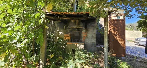 Moradia 2 Pisos centro Peroviseu c/ Terreno 500m2 e Garagem