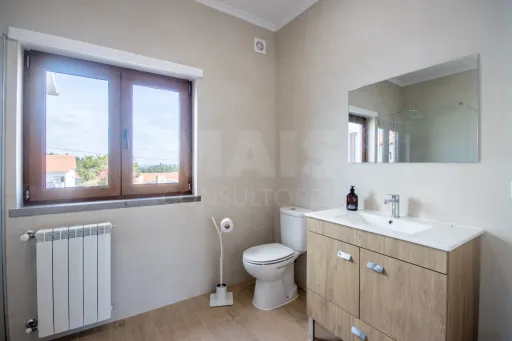 Moradia T3+2 com piscina e jardim a 8km de Caldas da Rainha