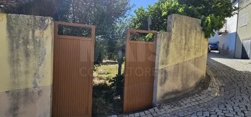 Moradia 2 Pisos centro Peroviseu c/ Terreno 500m2 e Garagem
