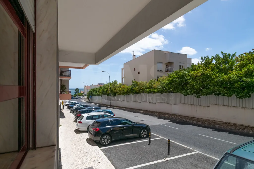 3-Bedroom Apartment in Linda-a-Velha