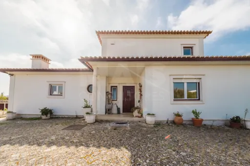 Farm 4 Bedrooms w/ Garage and 13.000 m² of land in Carvalhal, Bombarral