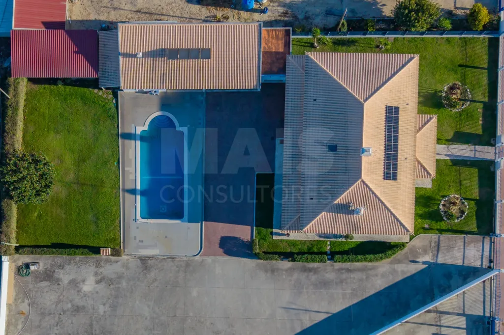 4-Bedroom House with Pool, 3 Garages, and 3,179 m² of Land in Almeirim