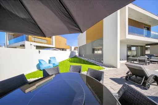 4 bedroom villa with pool and rooftop minutes from the beach | Salir do Porto