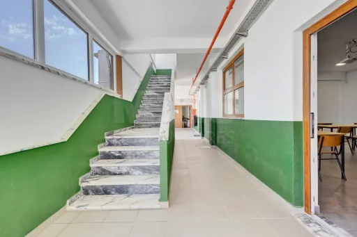 Edifício de 2 pisos em lote de 3750m2 em Peniche
