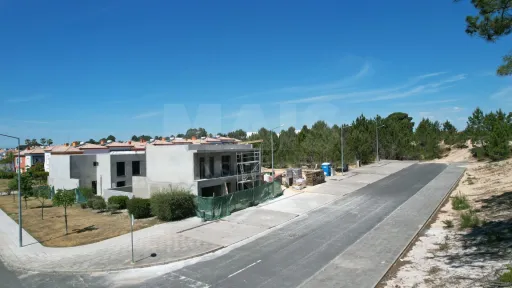 Terreno com Projecto aprovado para Moradia Geminada T4