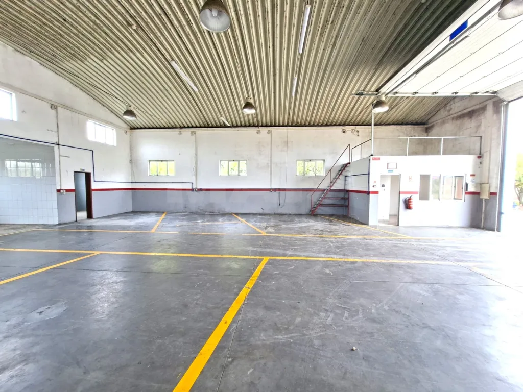 Industrial warehouse with 220m2 in Atouguia da Baleia