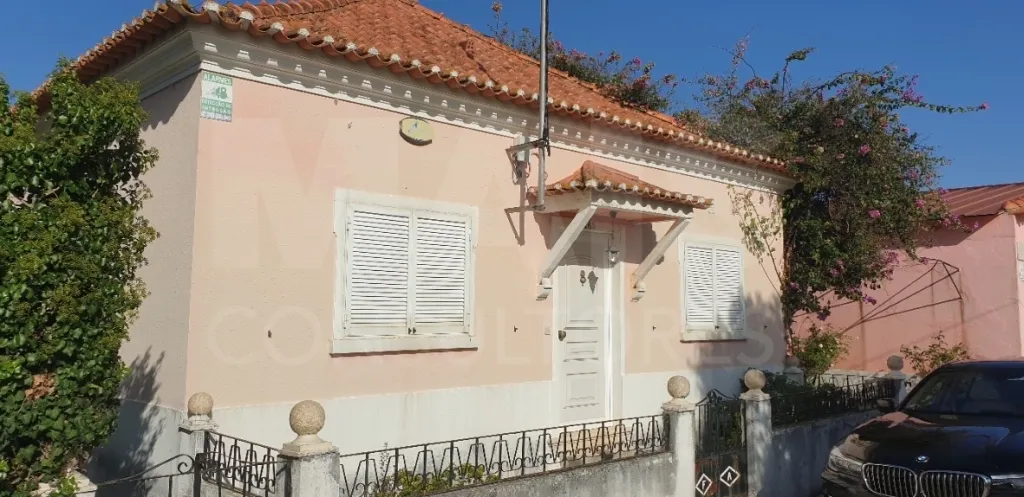 Moradia V 4 + Armazém + Casa Térrea de 45m2 em CASAIS ROMEIROS Santarém