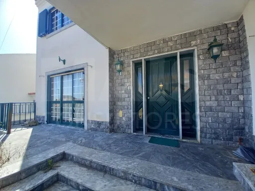 Moradia de 5 Assoalhadas em Ribamar C/ lote de 300m2 e Sótão amplo