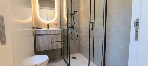 Moradia T3 em Santa Catarina | Mobilada e Decorada, com Terraço e Estacionamento