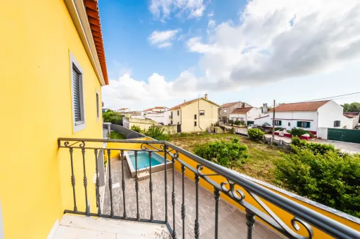 Moradia exclusiva com piscina aquecida, suite, garagem e jardim deslumbrante