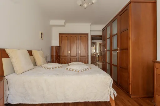 One-bedroom apartment with a fireplace, balcony, and storage room — Agualva-Cacém, Anta area
