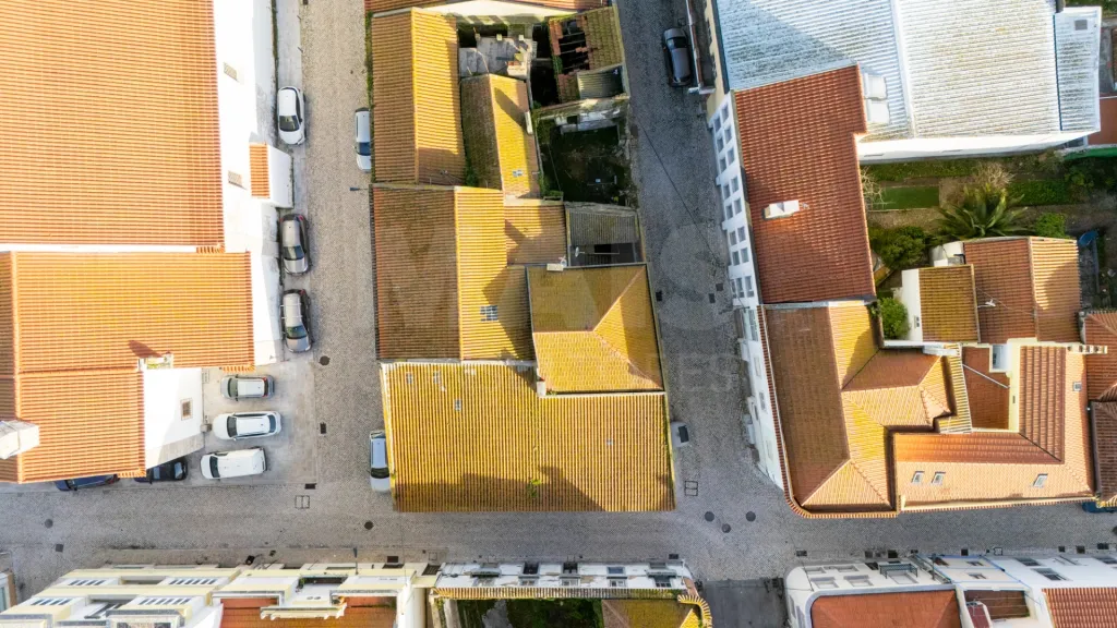 Dois prédios com 5 frações no centro de Peniche
