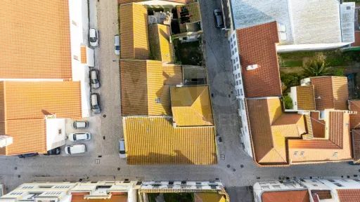 Dois prédios com 5 frações no centro de Peniche
