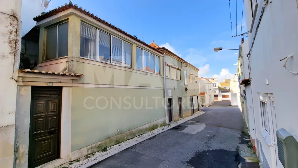 Prédio no Centro Histórico de Peniche com Elevado Potencial de Investimento e Rentabilidade