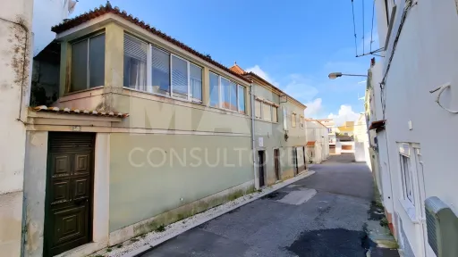 Building in the Historic Center of Peniche with High Investment Potential and Profitability