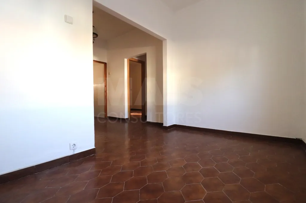 2-Bedroom Ground-Floor Apartment with Patio in Porto Alto