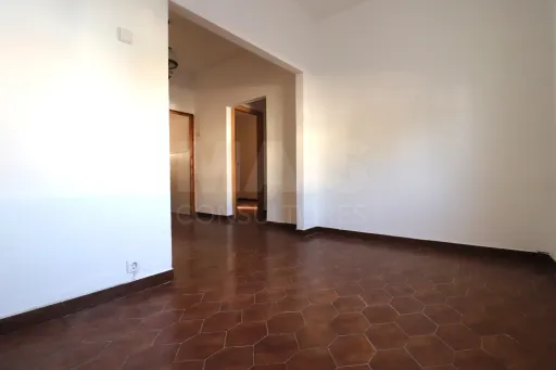 2-Bedroom Ground-Floor Apartment with Patio in Porto Alto
