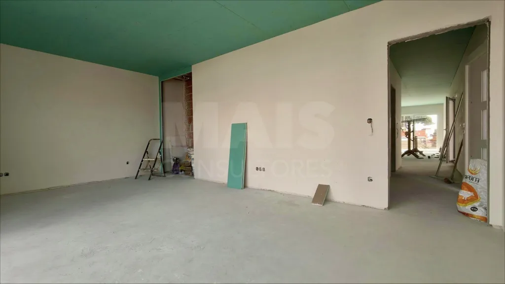 Moradia T4 c/ 1 Master Suite + 2 Suites, Jardim & Parqueamento !