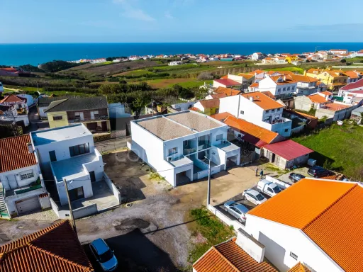 Moradia T3+1 Garagem, Logradouro e Vista Mar