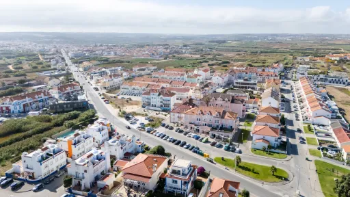 Dois espaços comerciais emblemáticos para trespasse no Baleal