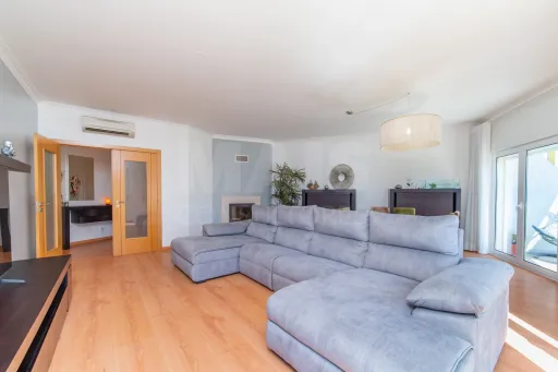 3-Bedroom Apartment with Parking in the Oliveirinhas Development in Samora Correia