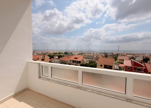 Prédio de Habitação e Comércio em Santa Iria de Azoia