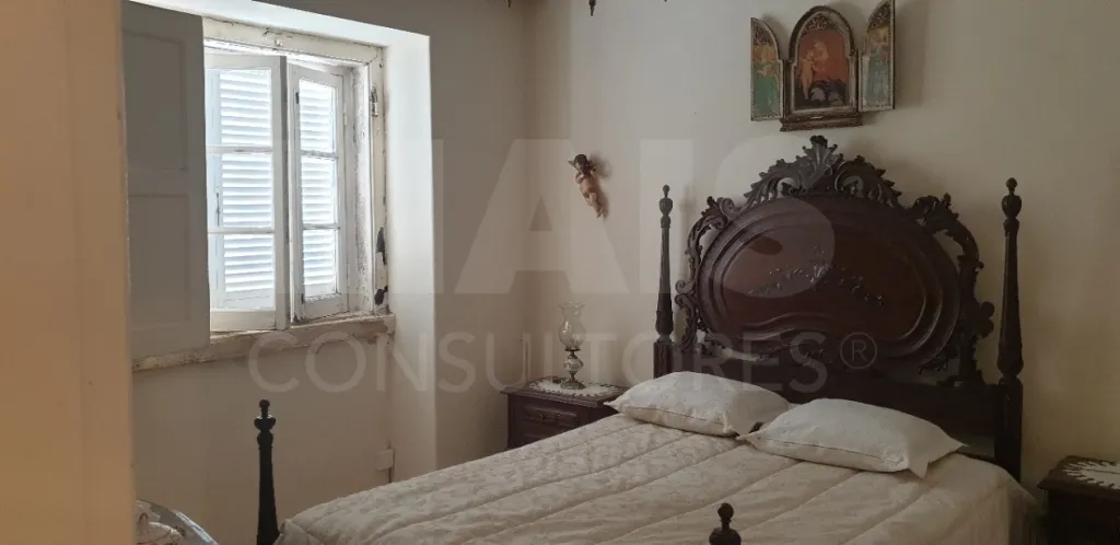 Moradia V 4 + Armazém + Casa Térrea de 45m2 em CASAIS ROMEIROS Santarém