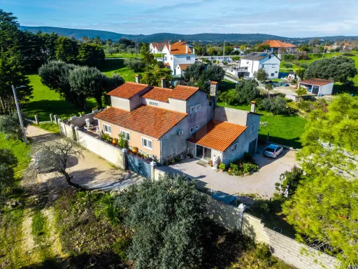 Moradia T6, c/ Suite, 3 Wc´s, 2 Salas, 2 Escritórios, Parqueamento Interior, Jardim, Churrasqueira, & Piscina !