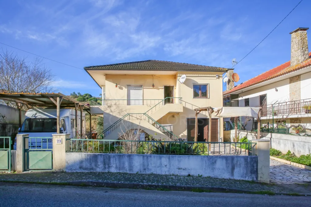 Quintinha com Moradia T2+1, em Sobral de Monte Agraço