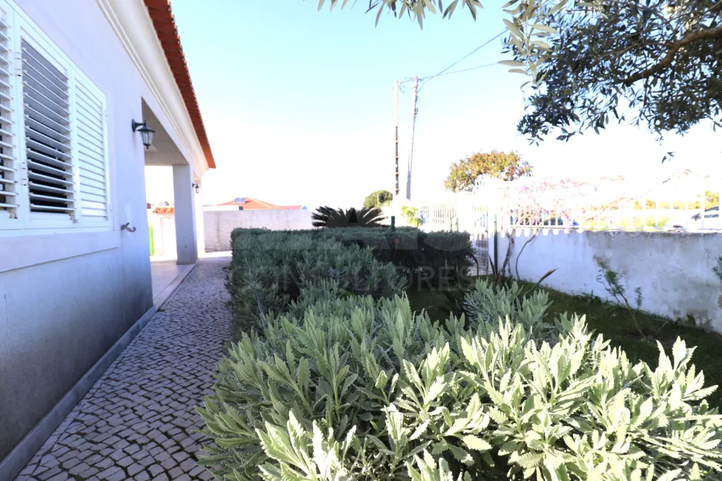 Moradia Térrea T4 Isolada, com Terreno e Garagem Samora Correia