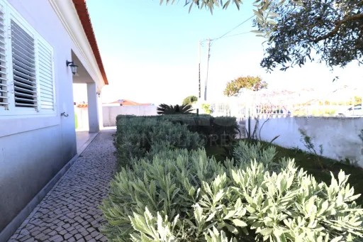 Moradia Térrea T4 Isolada, com Terreno e Garagem Samora Correia