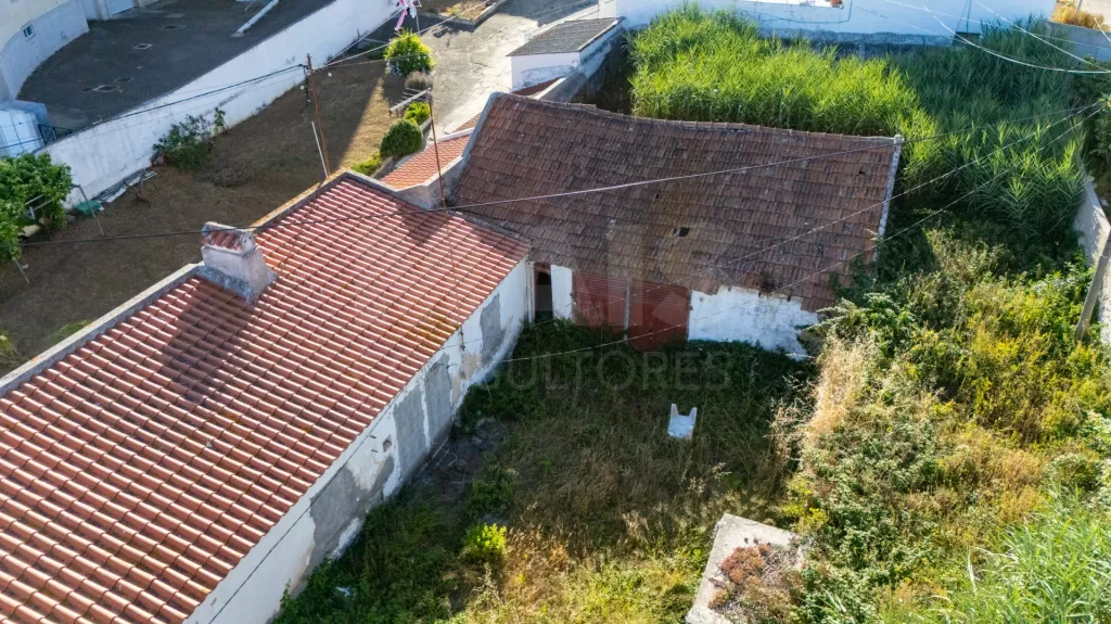 Terreno com 4 construções e 1 armazém no centro de Peniche