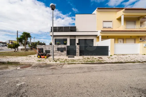 NÃO PUBLICAR Moradia T3 Semi-Nova no centro da cidade com garagem e terraço privativo
