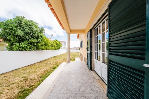 Moradia T4 em Olho Marinho | 260m² | Lote 734m²