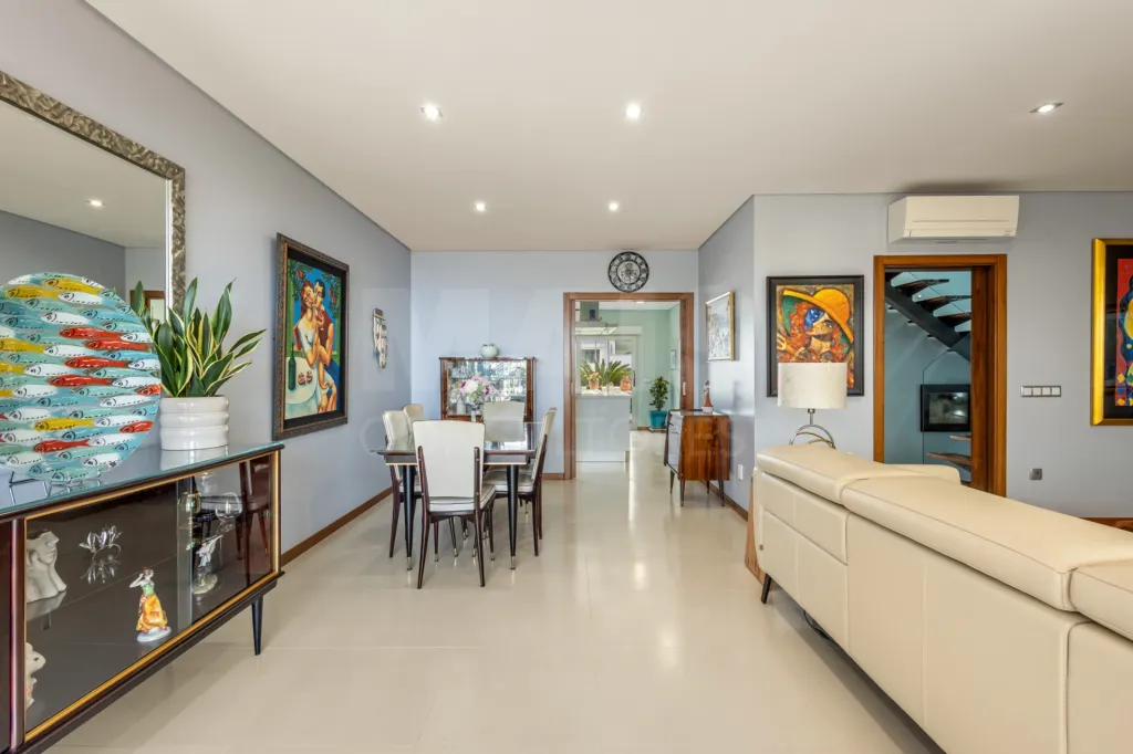 Moradia T4 com Vista Mar, Jacuzzi Panorâmico e Energia Solar | Lourinhã