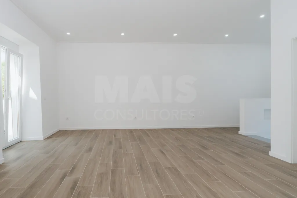 Moradia T4 Totalmente Remodelada com Logradouro em Coruche